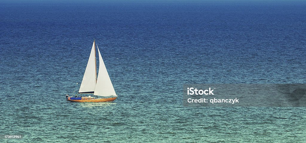 Lonely Navio no mar. - Foto de stock de Azul royalty-free