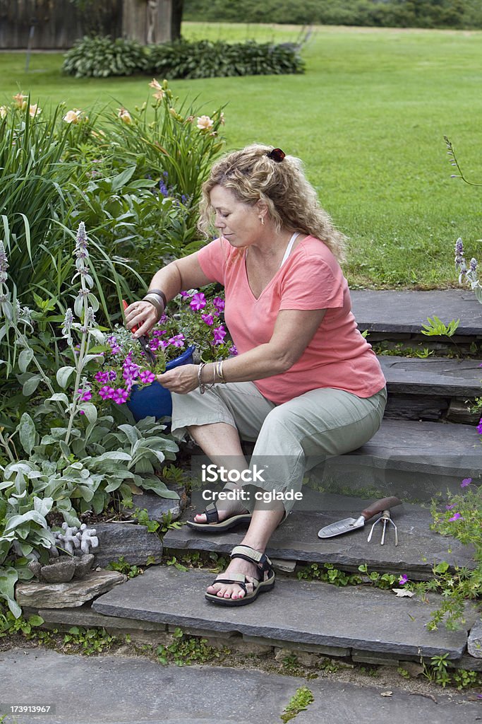 Donna giardinaggio - Foto stock royalty-free di 50-54 anni