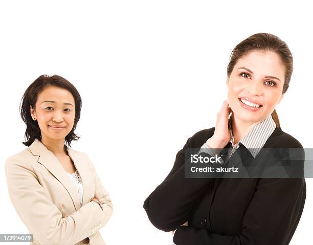 アジアビジネスの女性がヒスパニック白の魅力的な笑顔の専門家 - 20-24歳のストックフォトや画像を多数ご用意 - 20-24歳, 25-29歳, 2人