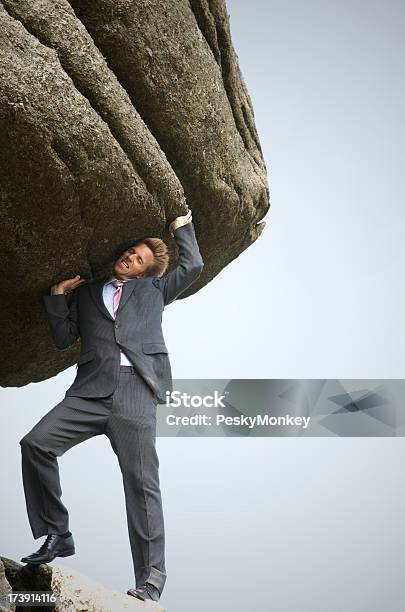 Fuerte Hombre De Justicia A Levantar Un Gran Boulder Foto de stock y más banco de imágenes de Roca