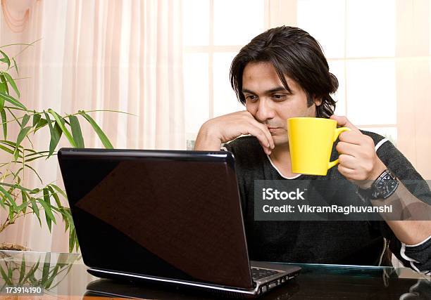 Un Uomo Daffari Utilizzando Un Computer Portatile Indiano - Fotografie stock e altre immagini di Abbigliamento
