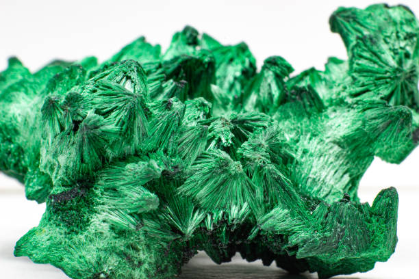 ярко-зеленый медный минеральный малахит в бархатной форме высокоструктурированный, темно-зеленый бархатный малахитовый кристаллический � - rock malachite rough crystal стоковые фото и изображения