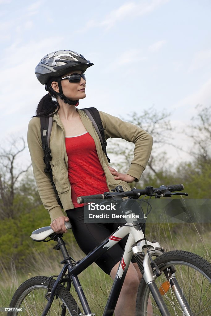 Donna con mountain bike - Foto stock royalty-free di Adulto