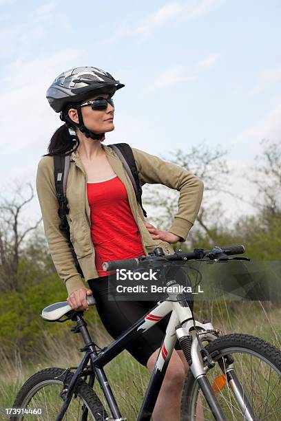 Donna Con Mountain Bike - Fotografie stock e altre immagini di Adulto - Adulto, Allegro, Ambientazione esterna