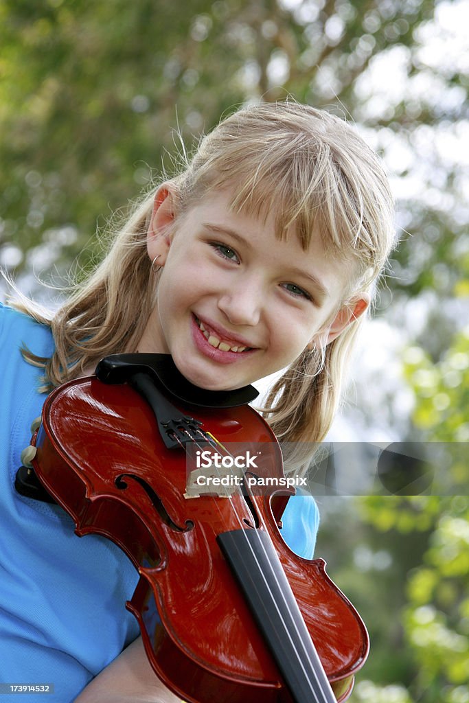 幸せな笑顔のかわいい小さな女の子、バイオリン屋外オーストラリア - 1人のロイヤリティフリーストックフォト