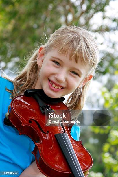 Rapariga Bonita Feliz Sorridente Com Violino Ao Ar Livre Da Austrália - Fotografias de stock e mais imagens de 8-9 Anos