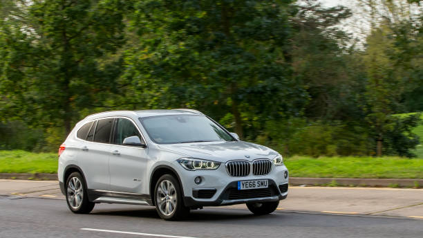 bmw x1 voiture - bell photos et images de collection