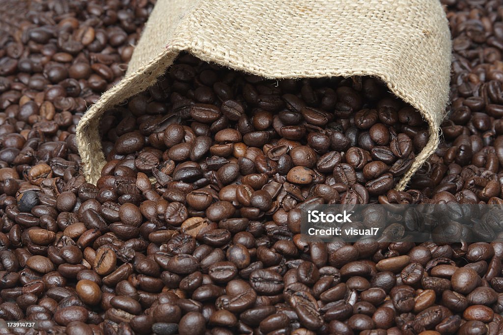 Derramado grãos de café e cesta - Foto de stock de Amontoamento royalty-free