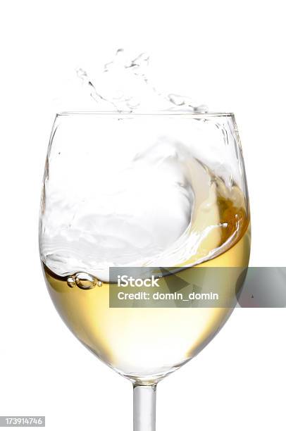 Стакан Белого Вина Изолированные — стоковые фотографии и другие картинки Белое вино - Белое вино, Изолированный предмет, Без людей