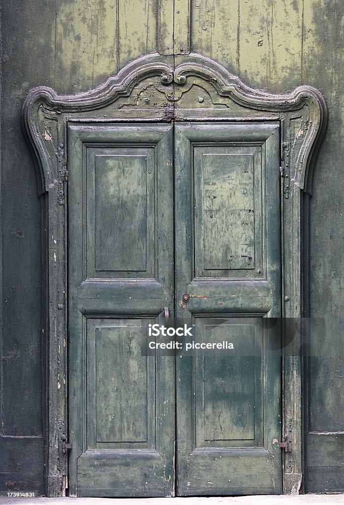 Puertas cerradas a la iglesia cristiana de módena, Italia - Foto de stock de Antiguo libre de derechos