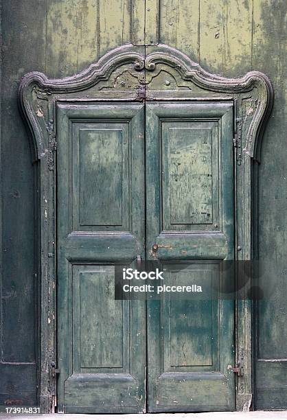 Puertas Cerradas A La Iglesia Cristiana De Módena Italia Foto de stock y más banco de imágenes de Antiguo