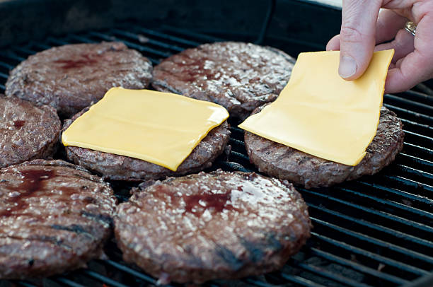 hamburgery z serem na bar-b-que - bbq barbque obrazy zdjęcia i obrazy z banku zdjęć