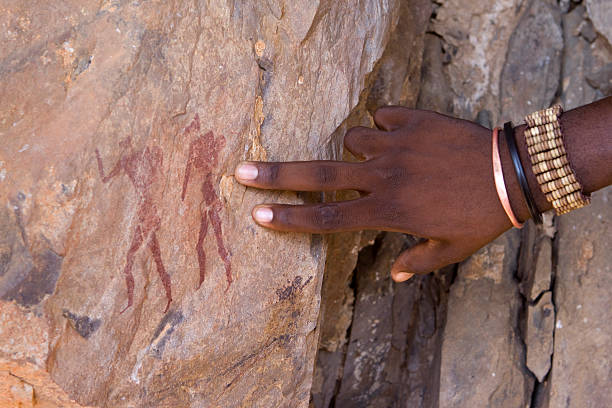 antiguo san personas pintura rupestre, namibia - cave painting rock africa bushmen fotografías e imágenes de stock