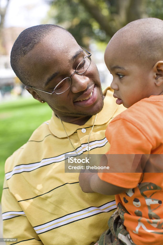 african american padre sostiene a su hijo de 2 años de edad - Foto de stock de 18-23 meses libre de derechos