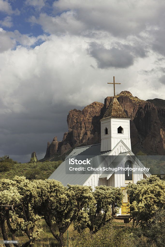 Chiesa architettura del deserto Mountain Panorama di nuvole - Foto stock royalty-free di Cittadina americana