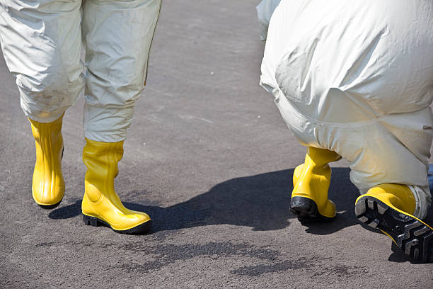 zwei männer in schützende kleidung - radiation protection suit toxic waste protective suit cleaning stock-fotos und bilder