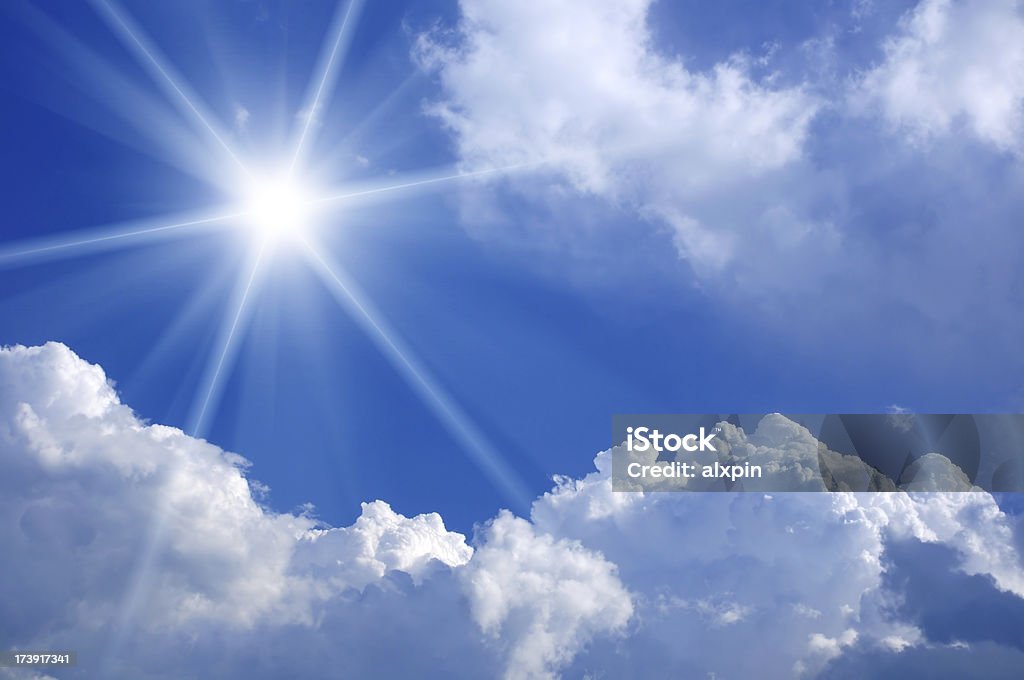 Sol en el cielo azul - Foto de stock de Azul libre de derechos