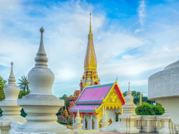 templo wat chalong ou wat chaiharam, cidade velha de phuket, tailândia - phuket province - fotografias e filmes do acervo