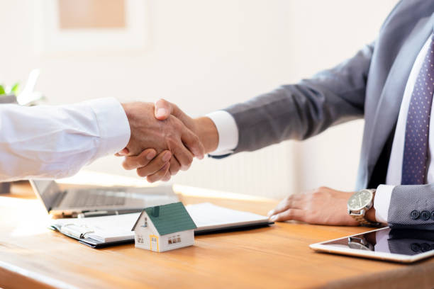istock TWO BUSINESSMEN WHO HAVE REACHED AN AGREEMENT 1739176624