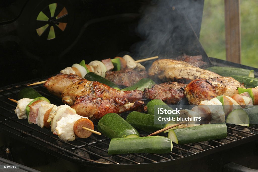 BBQ grigliate di carne e stecche - Foto stock royalty-free di Alimentazione sana