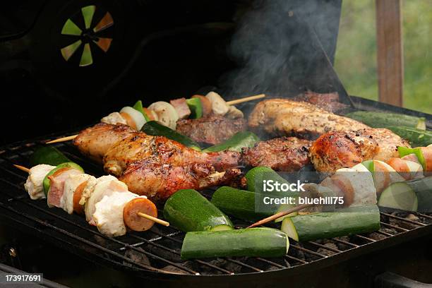 Bbq Grigliate Di Carne E Stecche - Fotografie stock e altre immagini di Alimentazione sana - Alimentazione sana, Alla griglia, Ambientazione esterna