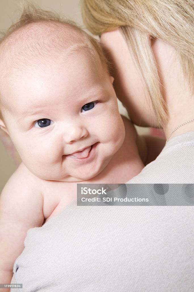 Happy Baby adherencias su lengua fuera - Foto de stock de Bebé libre de derechos