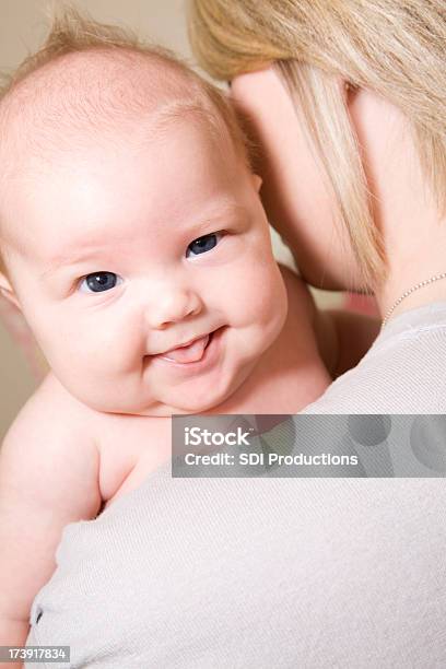 Happy Baby Adherencias Su Lengua Fuera Foto de stock y más banco de imágenes de Bebé - Bebé, Madre, Sujetar en el aire