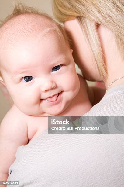 幸せな赤ちゃんが舌アウトが開閉しにくい - かかげるのストックフォトや画像を多数ご用意 - かかげる, 母親, 赤ちゃん