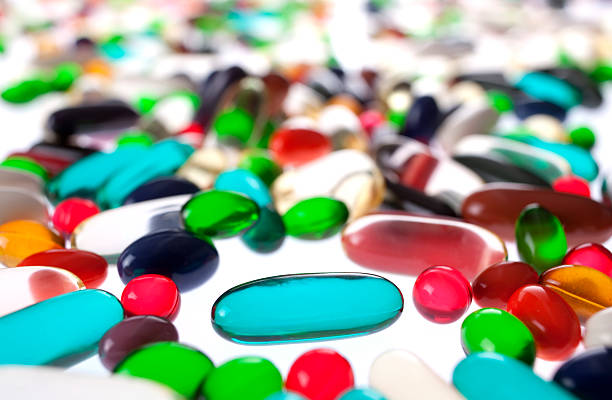 nahrungsergänzungen kapseln. - capsule gel effect pill vitamin pill stock-fotos und bilder