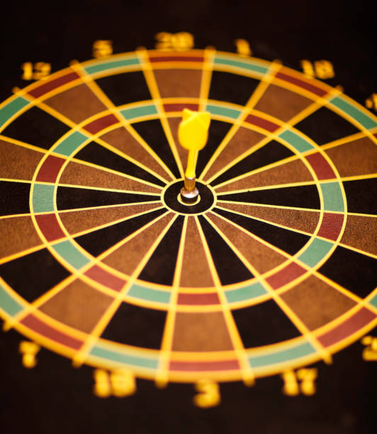 istock Bulls eye yellow dart 173918345
