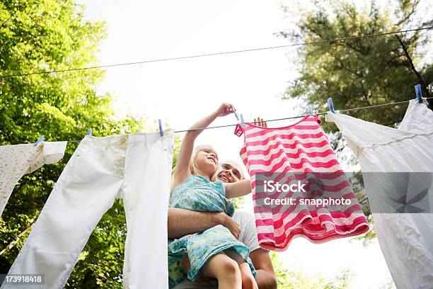 Photo libre de droit de Enfant Et Homme De La Lessive Quon Pend Dans La Cour banque d'images et plus d'images libres de droit de Lessive - Corvée domestique