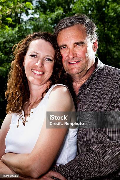 Photo libre de droit de Heureux Milieu Âge Couple Portrait banque d'images et plus d'images libres de droit de Adulte - Adulte, Adulte d'âge mûr, Affectueux