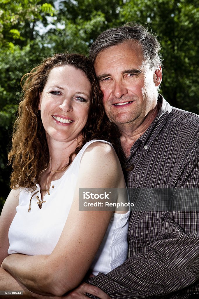 Ritratto di coppia felice medio età - Foto stock royalty-free di Abbigliamento casual