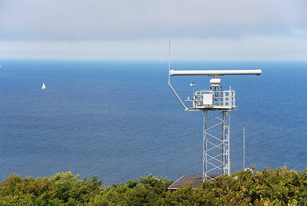 littoral de surveillance - sea safety antenna radar photos et images de collection