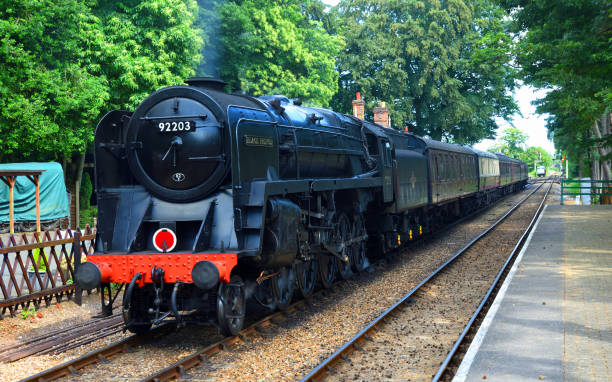 locomotiva a vapore d'epoca br standard class 9f 2-10-0 delle ferrovie britanniche "black prince" alla stazione. - the black prince foto e immagini stock