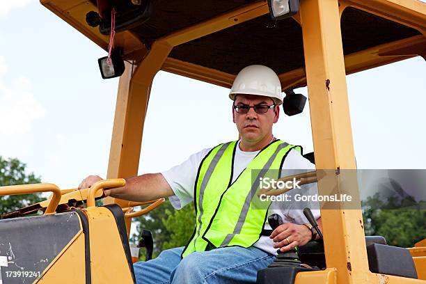 Uomo In Un Buldozer - Fotografie stock e altre immagini di Abilità - Abilità, Adulto, Attrezzatura di sicurezza