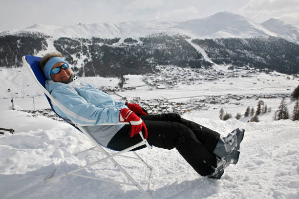 froid terrasse - apres ski snow mountain loneliness photos et images de collection