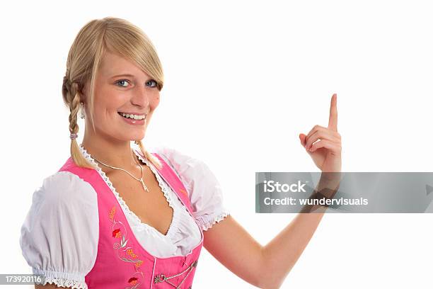 ミュンヘンのオクトーバーフェストの少女のドレス - アルコール飲料のストックフォトや画像を多数ご用意 - アルコール飲料, カットアウト, ツインテール