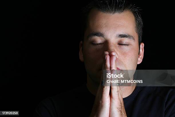 Człowiek W Modlitwą - zdjęcia stockowe i więcej obrazów Bóg - Bóg, Ból, Czarny kolor