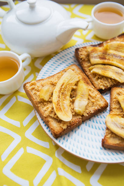 tosty z masłem orzechowym i smażonym bananem – piękny poranek - french toast toast butter breakfast zdjęcia i obrazy z banku zdjęć