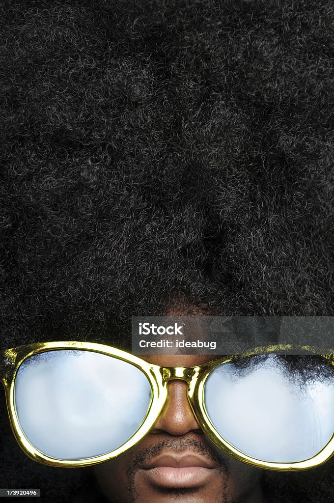 Afro uomo con occhiali da sole - Foto stock royalty-free di Full frame