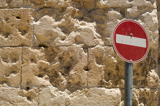 una forma de señal - conflict one way sign road sign fotografías e imágenes de stock