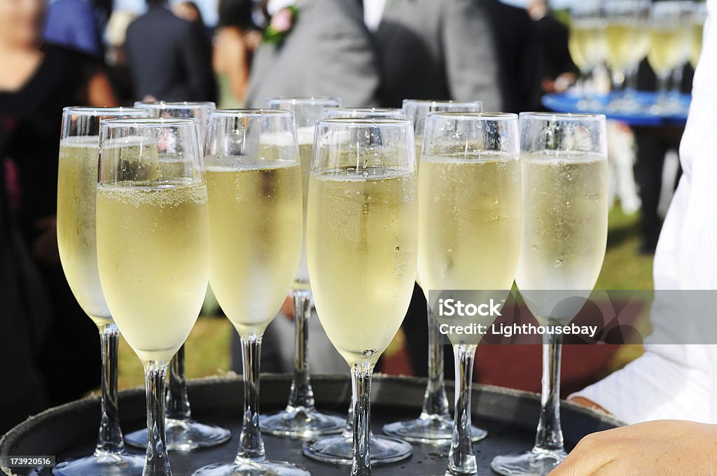 Несколько очки полный шампанского на поднос - Стоковые фото Бокал для шампанского роялти-фри
