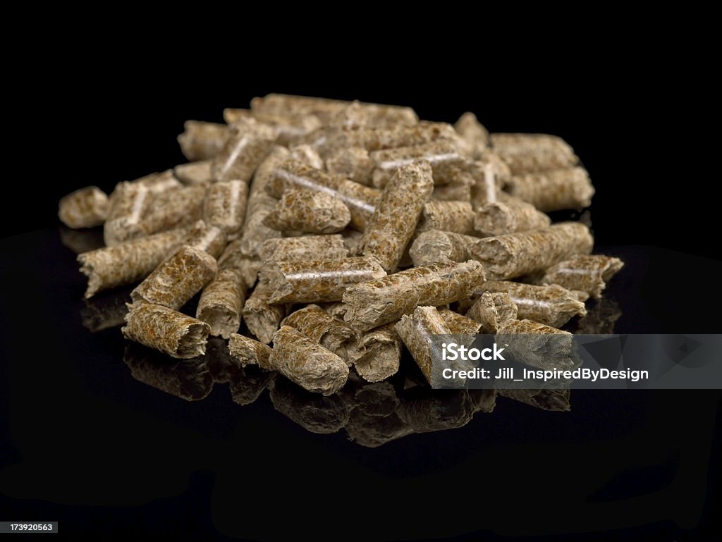 Pellet refleja en la superficie negro - Foto de stock de Madera noble libre de derechos