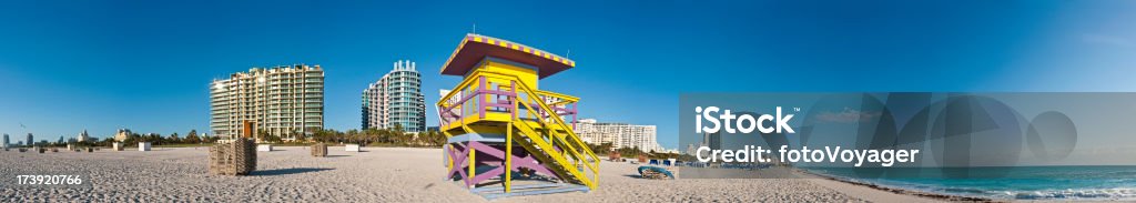 Hôtels de Miami Beach, en Floride, et de cabanes de maître-nageur - Photo de Miami libre de droits