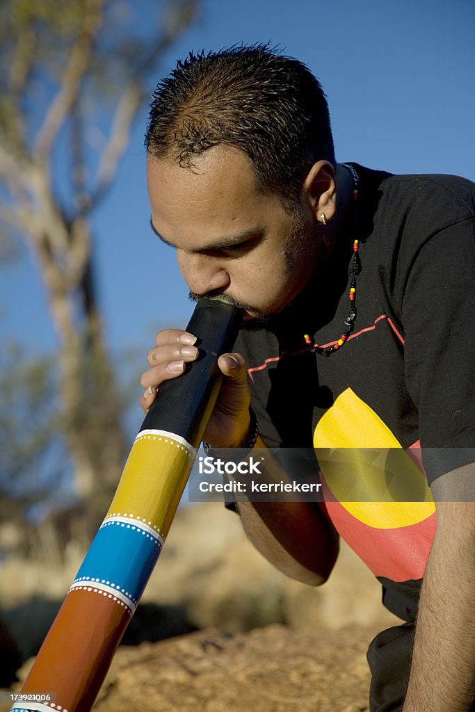 Aboriginal hombre tocando la Didgeridoo - Foto de stock de Didgeridoo libre de derechos