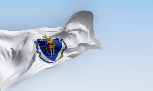 drapeau de l’état du massachusetts flottant avec le drapeau national américain par temps clair - massachusetts flag state insignia photos et images de collection