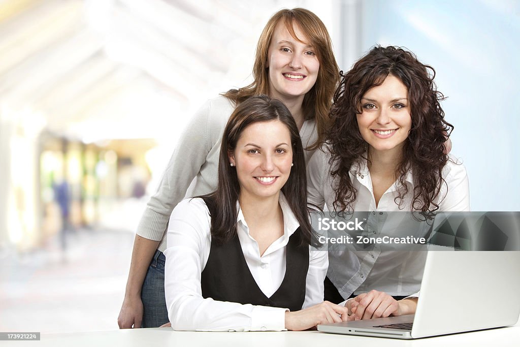 Trois jeunes filles de l'équipe d'affaires dans le bureau - Photo de Activité libre de droits