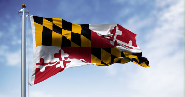 die flagge des bundesstaates maryland weht an einem klaren tag - maryland flag banner us state flag stock-fotos und bilder