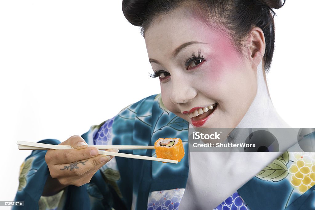Manger des sushis - Photo de Femmes libre de droits